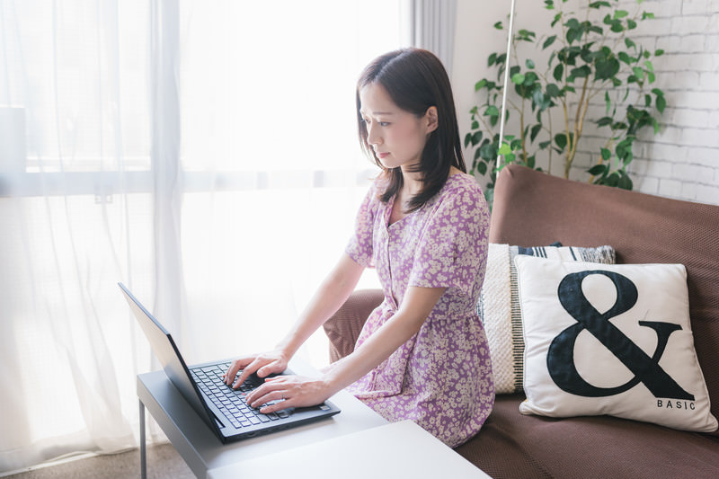自宅でパソコン作業をする女性